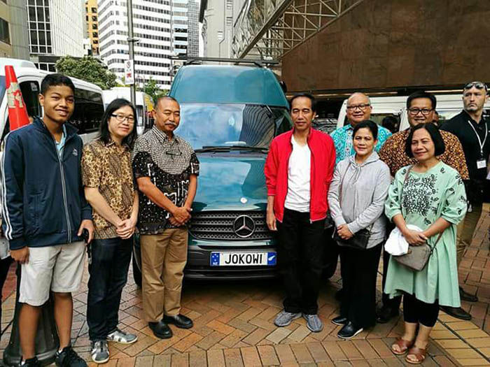 Presiden Joko Widodo senang menandatangani mobil berplat nomor unik, Jokowi, di Wellington.