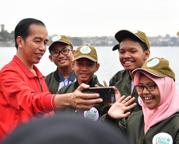 Presiden Joko Widodo senang melakukan swafoto bersama para duta toleransi Indonesia.