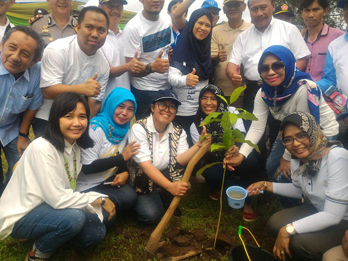 KAGAMA Lampung menyumbangkan seribuan bibit pohon melinjo dan glodogan untuk menghijaukan Pringsewu. Foto : KAGAMA Lampung