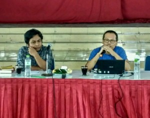 Diskusi Sastra Nasional PKKH UGM, menghadirkan sastrawan Eka Kurniawan dan Mahfudz Ikhwan, keduanya alumni UGM. (Foto: Dok. Venda)