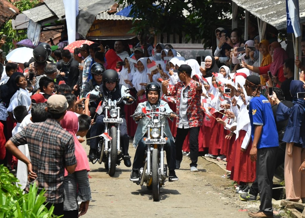 Masyarakat menyambut kedatangan Presiden Joko Widodo bersama para bikers.