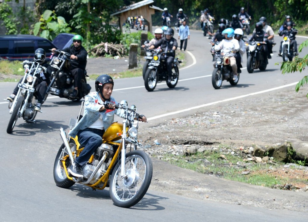 Presiden Joko Widodo mengendarai motor berjenis Royal Enfield Bullet 350 cc bergaya chopperland dan berwarna kuning emas.