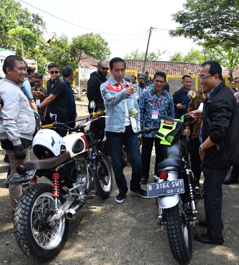 Presiden Joko Widodo didampingi Menteri Perhubungan Budi Karya Sumadi (paling kanan) menikmati perjalanan menuju Sukabumi.