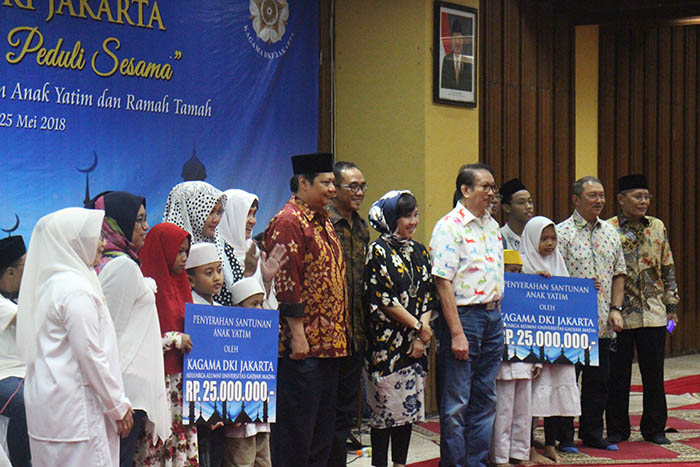 KAGAMA DKI Jakarta memberikan santunan kepada warga dan panti asuhan anak yatim di Koja, Jakarta Utara. Josep/KAGAMA
