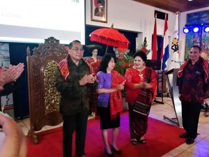 Duta Besar Puja menerima marga Surbakti dan isteri Duta Besar menerima marga Sebayang dalam acara Gebyar Indonesia Karo di Den Haag