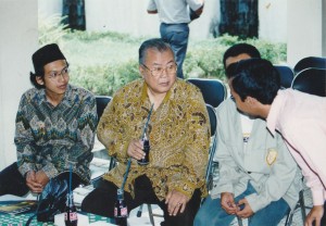 Prof. Dr. Koesnadi Hardjasoemantri, S.H., ML. (dua dari kiri) dalam sebuah acara..(Foto: Dok. Majalah Balairung)