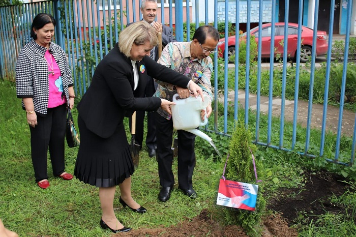 Penanaman pohon persahabatan Rusia-Indonesia di Sekolah Gimnasium No. 18 Kota Korolyov, Moskow Region, 20 Mei 2018.