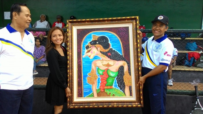 Nining Niluh Sudarti dan lukisan Dewi Widowati yang diserahkan pada Rektor UGM. (Foto: Dok. Wempi)