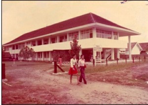 Ilustrasi; Suasana dan Gedung Fakultas Sastra dan Kebudayaan UGM tahun 1974.(Foto: Dok. Arsip UGM)