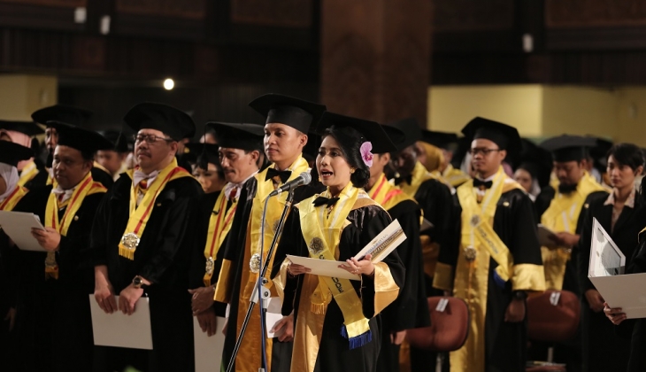 Rektor UGM Mewisuda 1.083 Lulusan Program Pascasarjana.(Foto: Dok. Humas UGM)