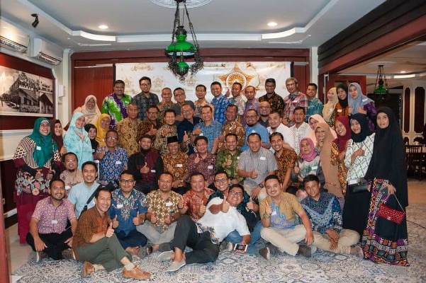 Pengurus dan Anggota Kagama Riau usai halal bi halal dan diskusi