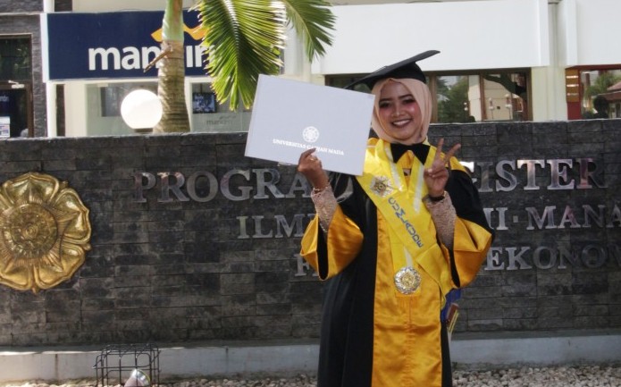 Awalnya Minder, Arin Menjadi Wisudawan Terbaik Magister Akuntansi FEB.(Foto: Dok. Maulana)