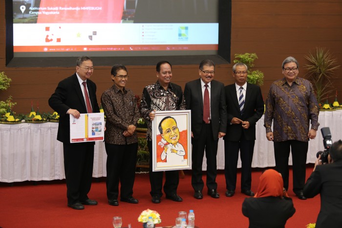 Dalam acara ini turut dilaksanakan peluncuran buku Kasus-kaus Manajemen Perusahaan Indonesia Seri ke-4 secara langsung oleh Menristekdikti.(Foto: Dok. Humas UGM)