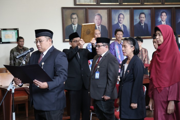 Para pejabat yang dilantik mengisi jabatan sebagai Direktur, Kepala Kantor, dan Kepala Seksi..(Foto: Dok. Humas UGM)
