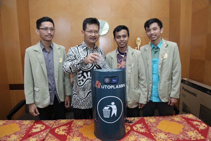 AUTOPLASBIN, Inovasi Tempat Sampah Bakar dan Potong Otomatis Karya Mahasiswa UGM.(Foto: Dok. Humas UGM)