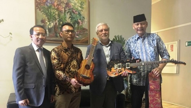 Gitar Batik Indonesia Perkaya Koleksi Museum Oriental di Rusia.(Foto: Dok. KBRI Moskow)