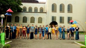 Peragaan busana hasil karya 15 UKM bertemakan etnik tradisional dengan menampilkan 60 busana siap pakai untuk wanita..(Foto: Dok. KBRI Moskow)