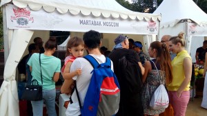 Warga Rusia antri untuk merasakan martabak Indonesia di Festival Indonesia Ketiga di Moskow yang berlangsung 3-5 Agustus 2018.(Foto: Dok. KBRI Moskow)