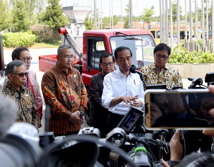 Presiden Joko Widodo menyambut baik kehadiran kendaraan pedesaan yang bernama Angkutan Mekanis Multiguna Pedesaan (AMMDes). Foto : Deputi Bidang Protokol, Pers, dan Media Sekretariat Presiden