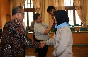 Tim Ekspedisi Nusantara Jaya (ENJ) 2018 dilepas oleh  Deputi IV Bidang Koordinasi SDM, IPTEK, dan Budaya Maritim Dr. Safari Burhanuddin dan Direktur kemahasiswaan UGM Dr. Suharyadi