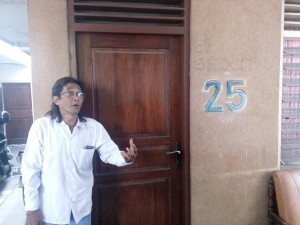 Wisnu Pratelo menunjukkan kamar yang pernah ditinggali Jokowi.(Foto: Dok. Taufiq)