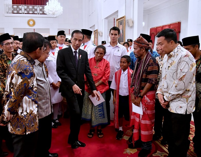 Presiden Joko Widodo memuji keberanian Yohanes Ande Kala memperbaiki tali tiang bendera saat upacara. Foto : Sekretariat Presiden