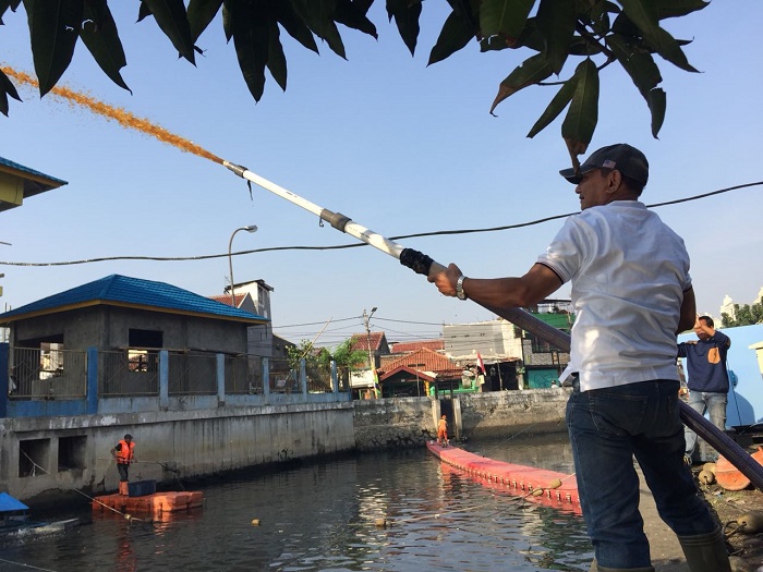KAGAMA DKI Jakarta turut membantu upaya menghilangkan bau di Kali Item, Kemayoran, Jakarta Utara. Mereka menyemprotkan mikrob atau mikroba ke sungai tersebut. Foto : Istimewa