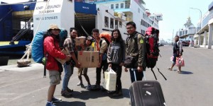 Tim transit sejenak di Pelabuhan Tanjung Perak, Surabaya guna menjemput bantuan dari rekan-rekan Kagama Jatim.(Foto: Dok. Kagama Care)