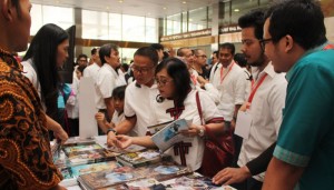 Para alumni mengunjungi stand Majalah Kagama.(Foto: Maulana)