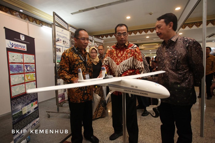 Menteri Perhubungan Budi Karya Sumadi (di tengah) sangat antusias menyambut para peneliti untuk meneliti hal yang terkait dengan penerbangan. Foto : Kementerian Perhubungan