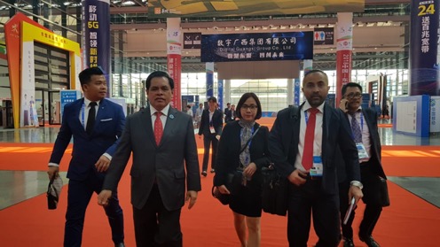 Duta Besar RI didampingi Atase Perdagangan dan Staf KBRI Beijing meninjau persiapan Paviliun Indonesia di the 15th CAEXPO 2018 di Nanning.(Foto: KBRI Beijing)