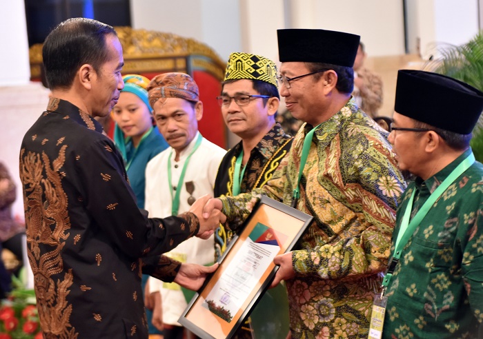 Presiden Joko Widodo meminta pemberian sertifikat, konsensi pada masyarakat , masyarakat adat, perorangan bisa menjadi produktif. Foto : Sekretariat Kabinet