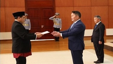 Duta Besar Djauhari Oratmangun menyerahkan Surat-surat Kepercayaan sebagai Duta Besar RI untuk Mongolia kepada Presiden Mongolia, Yang Mulia Khaltmaagiin Battulga.(Foto: KBRI Beijing)