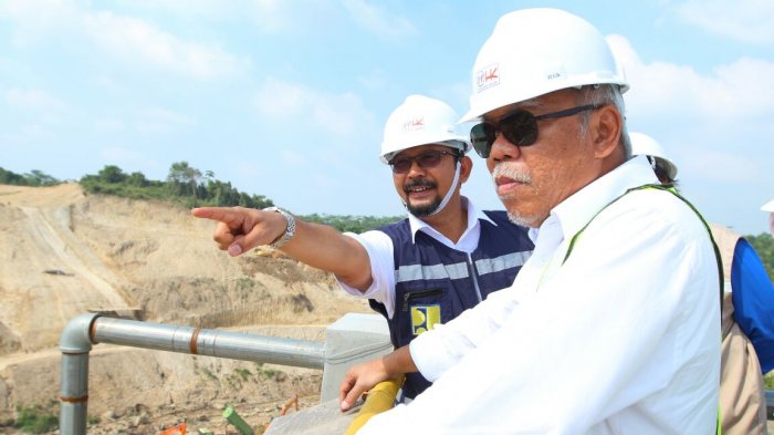 Menteri PUPR Basuki Hadimuljono akan selesaikan tujuh proyek irigasi untuk meningkatkan produksi padi Indonesia. Foto : tribunnews.com