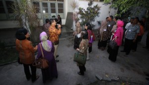 Para peserta berkeliling di fakultas, bernostalgia.(Foto: Taufiq)