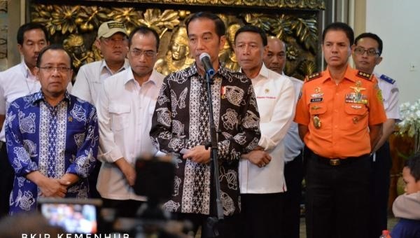 Presiden RI Joko Widodo menginstruksikan kepada pihak-pihak terkait untuk bekerja 24 jam dalam upaya pencarian badan pesawat dan para korban. Foto : Kementerian Perhubungan