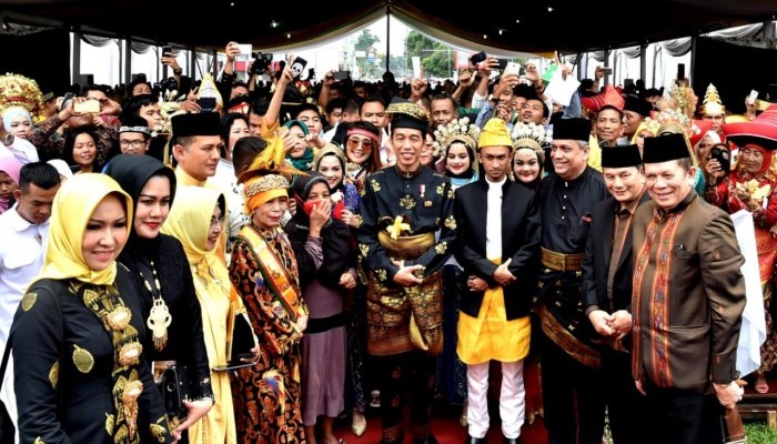 Presiden Jokowi Dianugerahi Gelar Adat oleh Kesultanan Deli.(Foto: Biro Setpres)