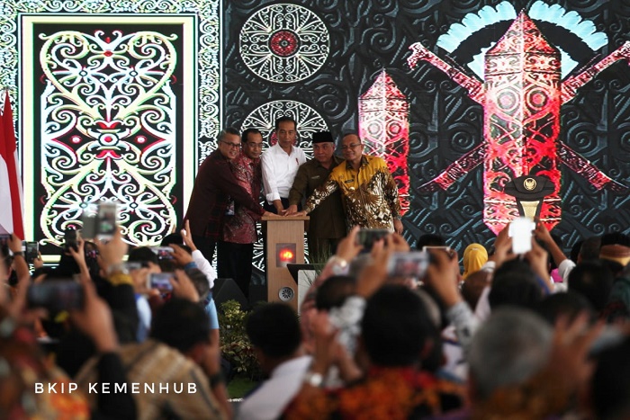 Presiden Joko Widodo (tengah) dan Menteri Perhubungan Budi Karya Sumadi (kedua dari kiri) meresmikan dua bandara yang diyakini akan mendongkak ekonomi di Kalimantan Timur. Foto : Kementerian Perhubungan