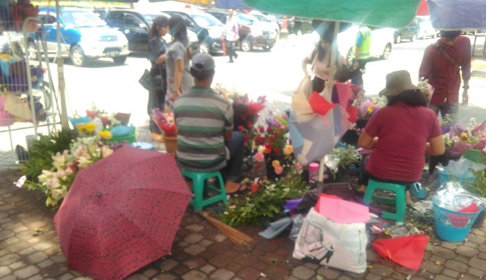 Kisah Lijah, Perempuan Penjual Bunga Wisuda.(Foto: Thovan)