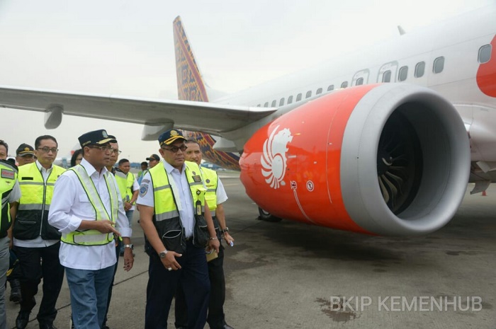 Menteri Perhubungan Budi Karya Sumadi (kiri) tegaskan, perusahaan penerbangan nasional harus rutin lakukan pengecekan terhadap pesawat mereka. Foto : Kemenhub