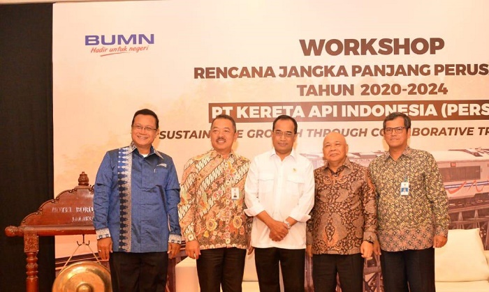 Menteri Perhubungan Budi Karya Sumadi (tengah) memuji prestasi pelayanan PT KAI (Persero) hingga memperoleh penghargaan internasional. Foto : Kemenhub