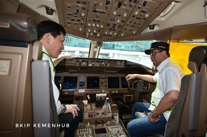 Menteri Perhubungan Budi Karya Sumadi (kanan) melakukan inspeksi ke lapangan untuk memeriksa kegiatan ramp check yang dilakukan Kementerian Perhubungan terhadap terhadap pesawat udara yang beroperasi pada Nataru 2019 ini. Foto : Kemenhub