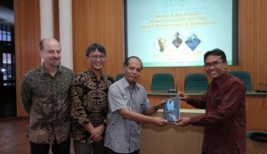 Buku "Dua Menyemai Damai" tentang Kontribusi Muhammadiyah dan NU.(Foto: Humas UGM)