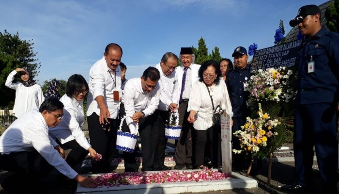 Peringati Dies, FKKMK UGM Adakan Ziarah ke Makam Leluhur.(Foto: Thovan)