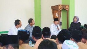 Bupati Kabupaten Lombok Utara, Dr. H. Najmul Akhyar, S.H., M.H. menerima bantuan 25 unit komputer.(Foto: KagamaCare)