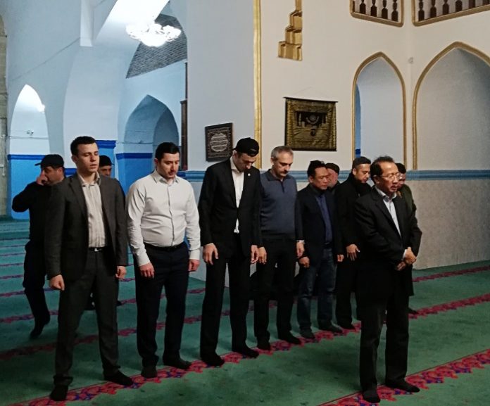 Duta Besar Republik Indonesia untuk Federasi Rusia dan Republik Belarus, M. Wahid Supriyadi, menjadi imam bagi beberapa pejabat tinggi Republik Dagestan di Masjid tertua di Rusia. Foto : KBRI Moskow