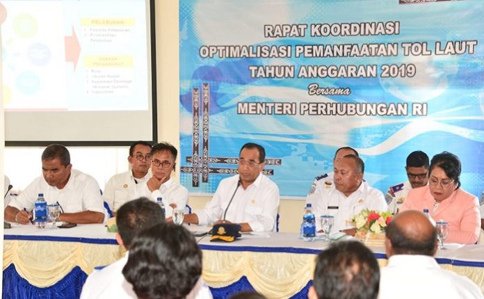 Menteri Perhubungan Budi Karya Sumadi berdialog dengan sekitar 40 pelaku usaha logistik yang ada di Saumlaki dan mendengarkan masukan mereka. Foto : Kemenhub