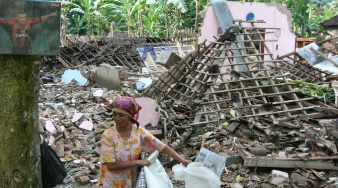 Bangunan yang kurang tahan terhadap getaran gempa mencapai jumlah 84 persen.(Foto: regional.kompas.com)