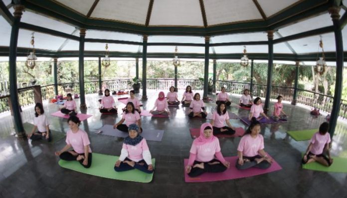 Ilustrasi: Komunitas Padma Yoga melakukan yoga menggunakan kaos berwarna pink dalam rangka mendukung peringatan hari Kanker Sedunia.(Foto: Padma Yoga)