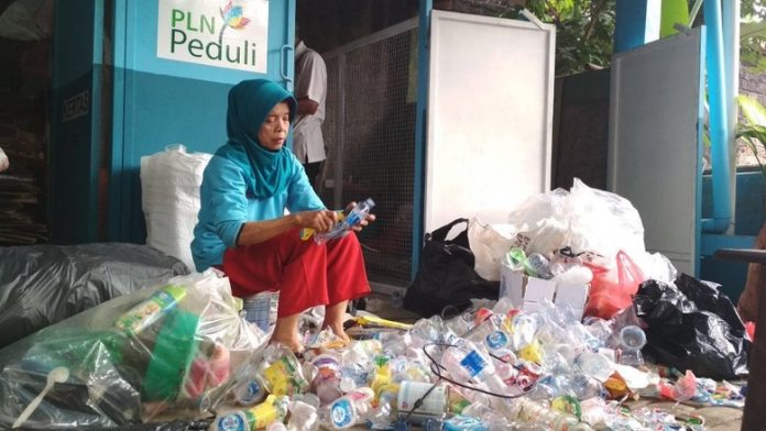 Warga yang menyerahkan sampah akan memperoleh tambahan penghasilan untuk kemandirian ekonomi warga.(Foto: news.detik.com)